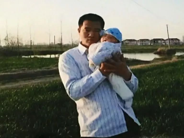 孩子看望牺牲的父亲孩子看望牺牲的父亲，无尽的思念与永恒的纪念